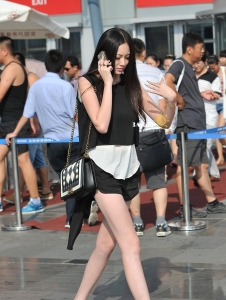 街拍气质小姐姐妹子，大长腿小姐姐图