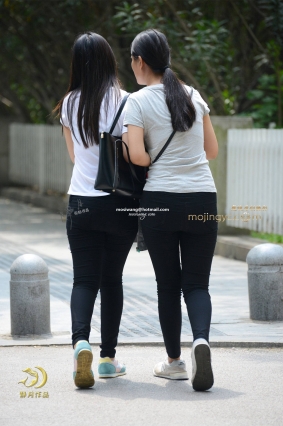 两个朴素的黑裤妹子----（20P）