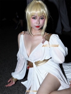 二次元性感少女，白色裙大白腿长腿美女图片