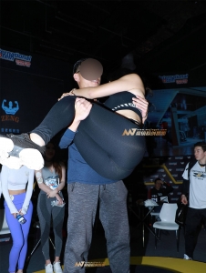 你渴望力量吗 活动现场的黑色紧身瑜伽裤翘Tun长腿美女套图