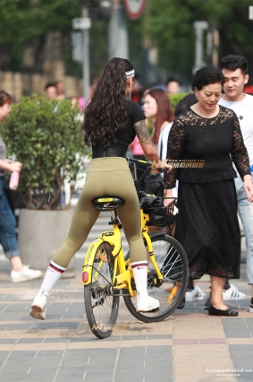 骑车就能摆脱我的镜头吗 紧身瑜伽裤翘Tun美女逛街套图