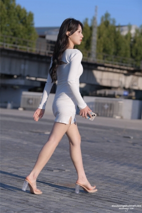 7113白色DuaQun【637P】逛街的白色超短裙大白腿美女套图