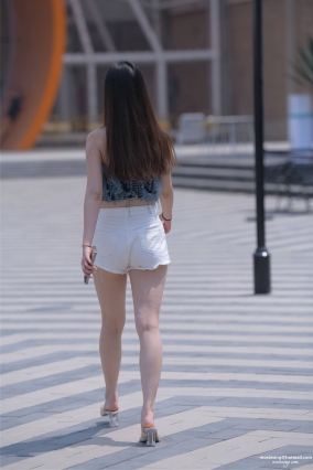 6556【770P】一个人逛街的白色超短热裤大白腿美足女孩套图