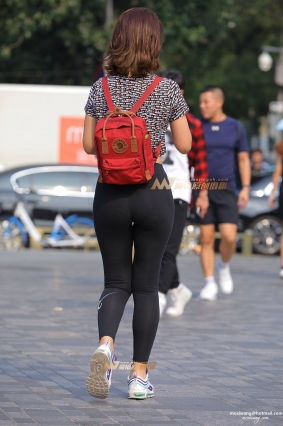 回眸一笑，紧身迷人，街拍紧身瑜伽裤长腿女孩