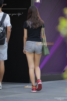 紧致，热裤 ，女友，成都街拍牛仔短裤白腿美女