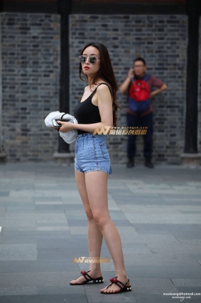 紧致高腰热裤，大长腿美女，成都街拍紧身牛仔短裤小姐姐...