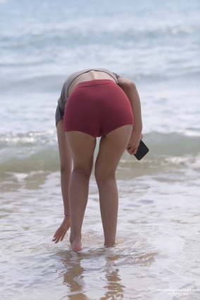 7795海边酒红Rk【784P】海边玩耍的红色紧身短裤长腿美女套图