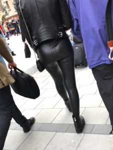 街拍黑色紧身皮裤大长腿美女图