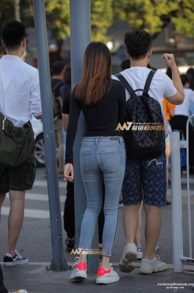 紧牛翘臀女友 街拍逛街的紧身裤女孩