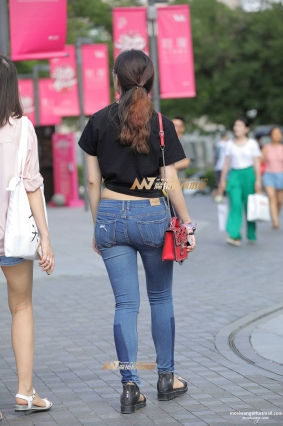 紧牛眼镜妹，成都街拍紧身牛仔裤大长腿美女小蛮腰