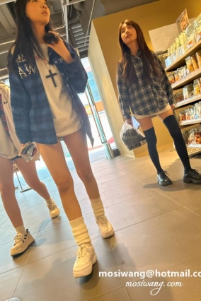 大学长TW【49P】大学校园偶遇的三个短裤热裤长腿学妹图片