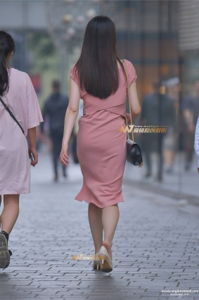 街拍笑的好甜的粉色长裙美女套图