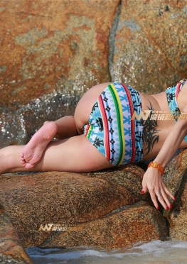 岩石上的美女多姿多彩，比基尼长腿美女