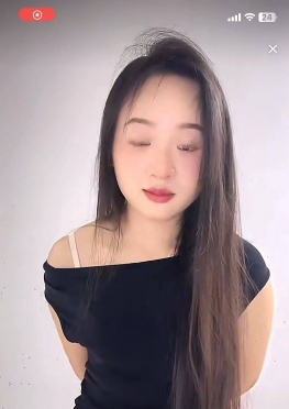 75284在家里聊天的紧身瑜伽裤美女视频