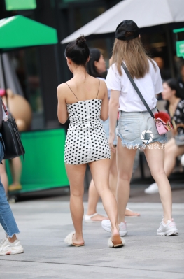 斑点裙和热裤-2018-09-30-【42P】较为丰腴的包裙翘臀美女的脚，陪牛仔热裤大白腿长腿小姐姐去逛街了！