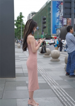 No.6814 修身包T长Q站在路边玩手机的美足女孩套图