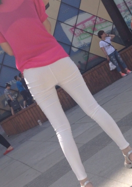 71967逛街的白色紧身裤长腿美女视频