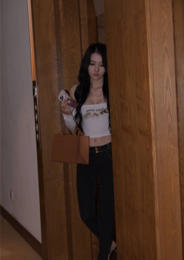 13409情书 牛仔K【835P】回家的抹胸紧身牛仔裤长腿美女套图