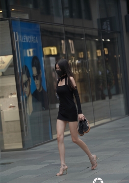 33991【75P】提着鞋子到处跑的黑色短裙大长腿女孩套图