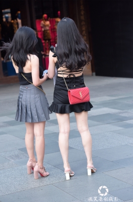 913-1闺蜜一起玩3a街拍第一站逛街的短裙大白腿美女