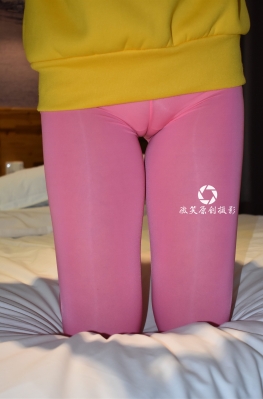 C282【87P】3a街拍第一站跪着的粉色紧身裤长腿美女套图