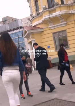 75852街拍逛街的白色紧身裤长腿美女视频