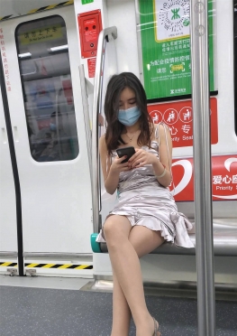 72646-72648地铁里的短裙肉丝足大长腿美女视频