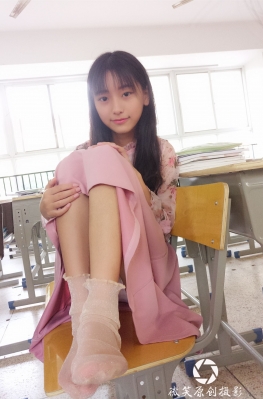 蓓~ 学校生活【98P】在教室里和同学谈论学习的长腿美女套图