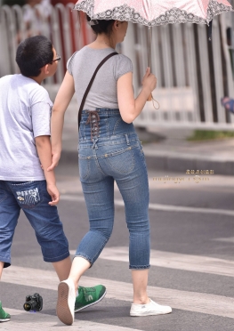 过马路的紧身牛仔妇妇 [7P]