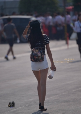 翘Tun白短裤美眉