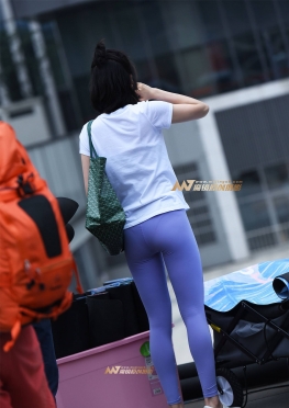 眼睛好大的紧身瑜伽裤长腿美女