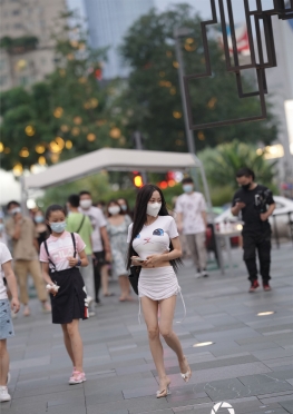 33981【146P+1V】逛街的白色短裙长腿女孩套图视频