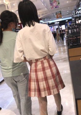 74572逛街的白色网袜小姐姐视频