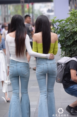 两位牛仔喇叭长裤【66P】魔镜街拍美术馆逛街的长发紧身牛仔裤翘臀大长腿美女套图，性感美腿美臀女孩，这两个是双胞胎吧！