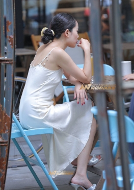 夏日清凉-性感小草莓少妇 白色连衣裙美女