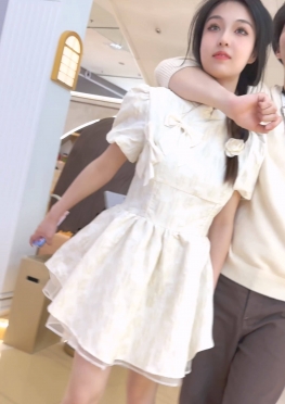 69721和闺蜜逛街的白色短裙短筒袜长腿小姐姐视频