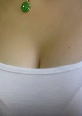 70531-70534在楼梯间拍照的白色紧身包裙短裙肉丝足美女视频