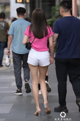 白色热裤【38P】3a街拍第一站逛街白色热裤大长腿美女的脚图片