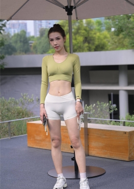 75360逛街的白色紧身短裤热裤长腿美女视频