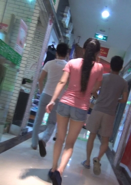 71969逛商场的紧身牛仔热裤短裤长腿美女同学视频