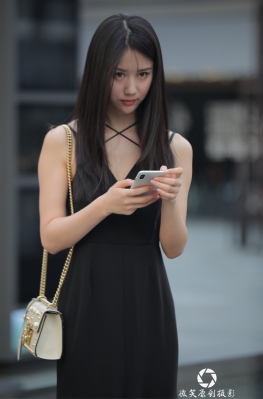 黑色长裙长发【40P】魔镜街拍美术馆站在广场边玩手机的黑裙长发美女的脚，美女的眼神很漂亮！