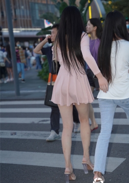 34478【64P+1V】魔镜街拍第一站逛街的短裙白腿长腿女孩