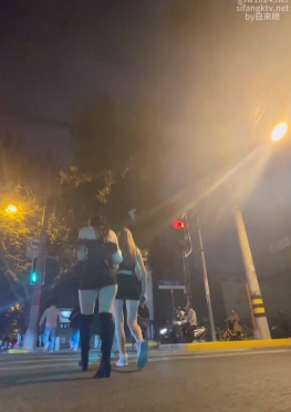 71347偶遇夜晚和闺蜜逛街的短裙长腿小姐姐视频