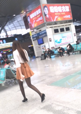 69705车站坐着等车的黑丝足高跟鞋长腿短裙女孩视频