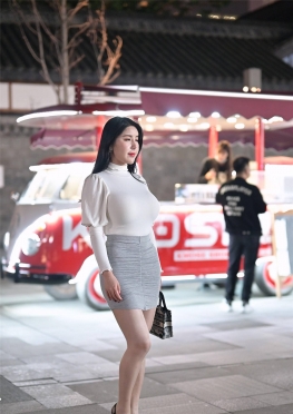 74947逛夜市的短裙包裙丰满美女视频
