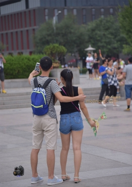 丰满牛仔短裤妇妇