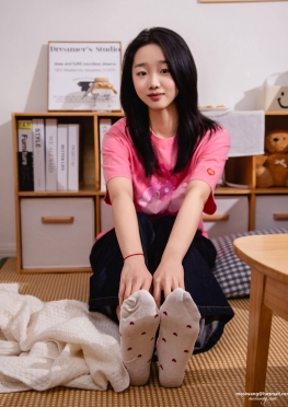 Z愉X-018奶芙【110P+2V】居家的棉袜女同--套图视频