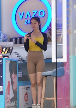 73423爱逛街的紧身瑜伽裤长腿美女视频