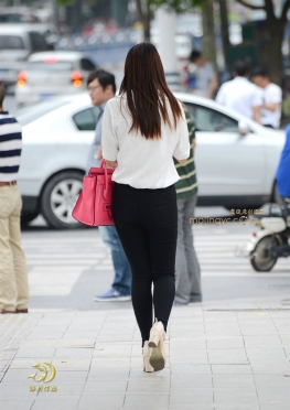 过街的妹子们 紧身裤长腿小姐姐