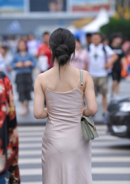 435吊DQ【44P】街拍逛街的吊带长裙长腿小姐姐套图